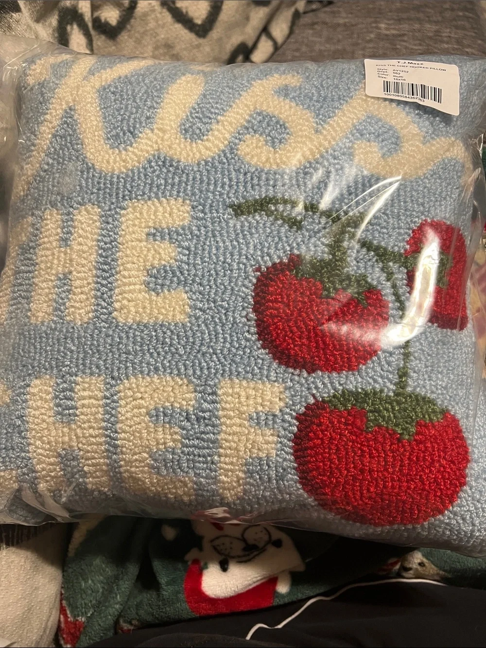 NWT PEKING HANDICRAFT 16x16 kiss the chef hooked pillow